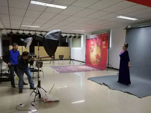 香山街道社區服務中心為老年志愿者拍攝藝術照，定格最美夕陽紅